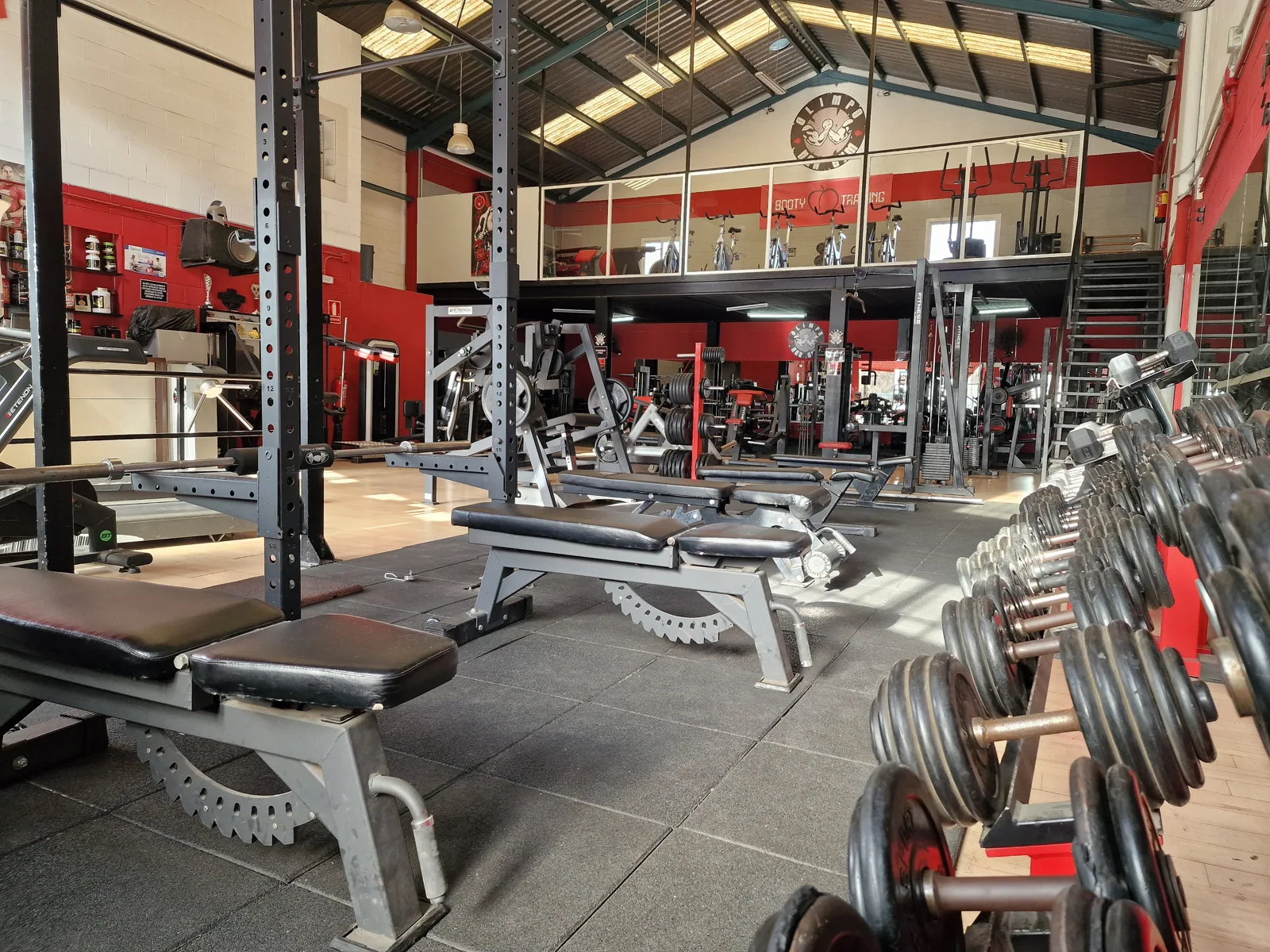 Vista general real de la sala de musculación de Olimpo NGR Gym