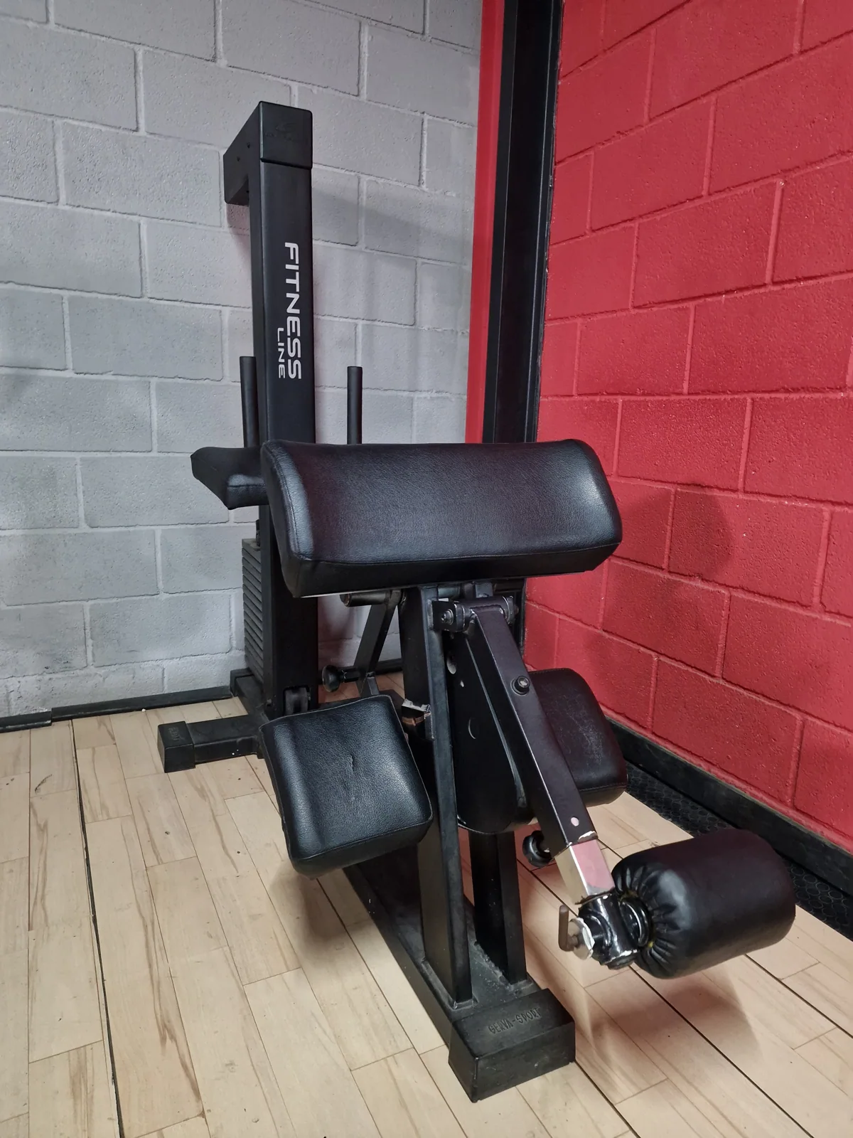 Máquina de musculación frente a la pared roja de Olimpo